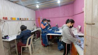 Asociación de mujeres recicla uniformes en desuso de LÍNEA 1 y los transforma en mochilas y monederos