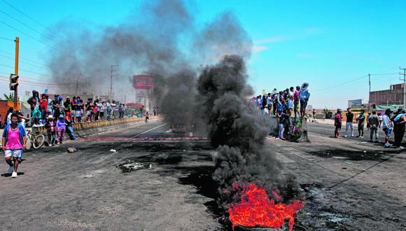 "Los revoltosos son los agresores. Las fuerzas del orden los repelen en defensa del país". Foto: AFP