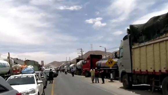 Camiones se quedaron varados en la Panamericana Sur debido a las protestas. (Foto: Redes Sociales)