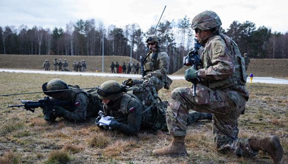 En esta imagen obtenida del Departamento de Defensa de EE. UU., los paracaidistas de la 82.ª División Aerotransportada entrenan junto a sus aliados polacos asignados a la 21.ª Brigada de Fusileros como parte de un evento de entrenamiento combinado el 22 de febrero de 2022 en Nowa Deba, Polonia. (Foto de Alexander BURNETT / Departamento de Defensa de EE. UU. / AFP) /