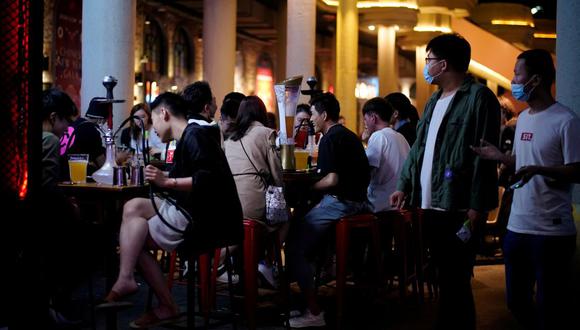 Imagen referencial. Las personas usan mascarillas en el área de un bar después de que reabrió después de un cierre debido al brote de la enfermedad del coronavirus (COVID-19), en Shanghai, China, 22 de mayo de 2020. (REUTERS/Aly Song).