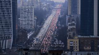 Atascos en las carreteras de Kiev para salir de la ciudad   [VIDEO]