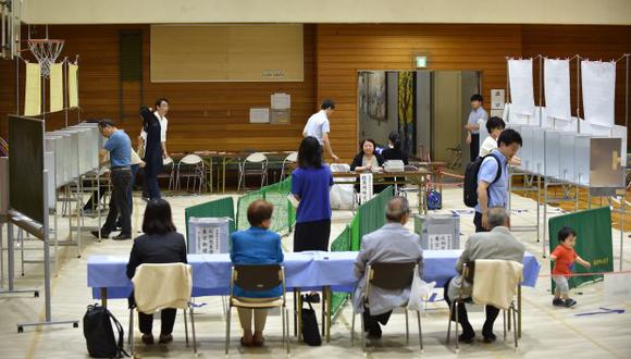 Votantes llenan sus boletas electorales para votar en la elección de la Cámara Alta del Parlamento en una mesa electoral en Tokio el 21 de julio de 2019. (Foto: AFP)