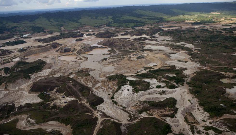 Los mineros ilegales utilizan toneladas de mercurio para procesar el oro que extraen de la tierra y han devastado los bosques y envenenado los ríos en una región de gran biodiversidad. (AP)