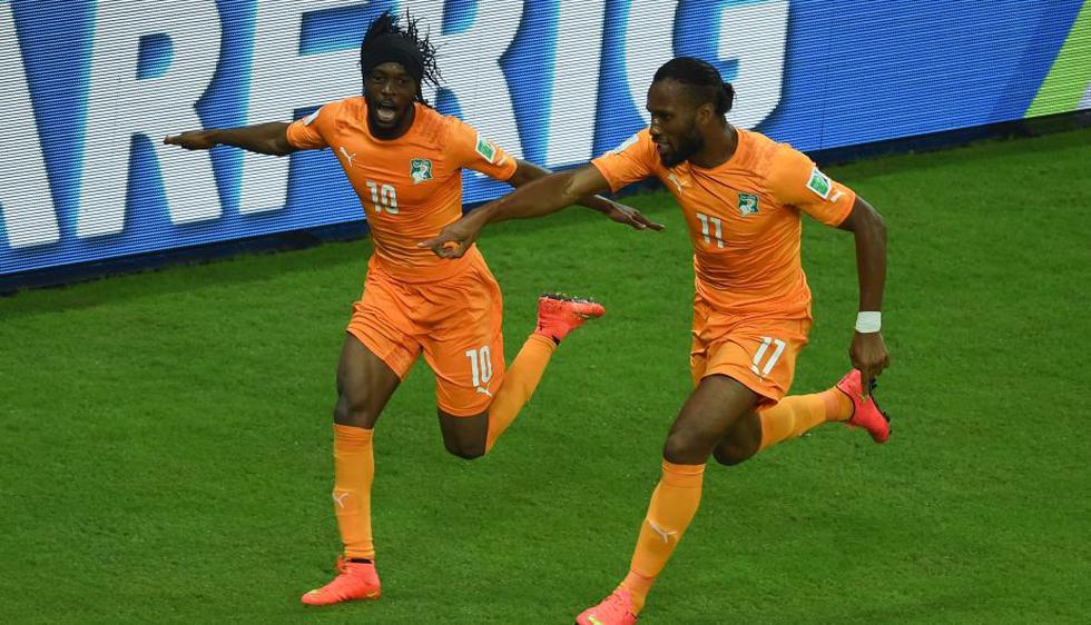 Gervinho y Didier Drogba celebran el tanto de la victoria. (AFP)