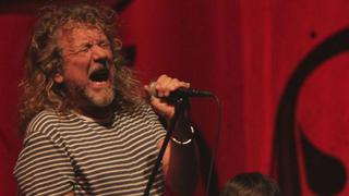 Atacan a Robert Plant en concierto