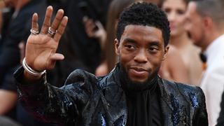 Chadwick Boseman, protagonista de 'Black Panther', llegó a los Oscar 2019 con elegante traje de brillos