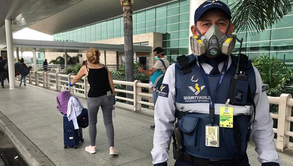 Guardia de seguridad con una máscara en el aeropuerto de Guayaquil. Autoridades ecuatorianas pretenden reabrir los aeropuertos el próximo 1 de junio. (Foto: AFP/Manuela Picq)