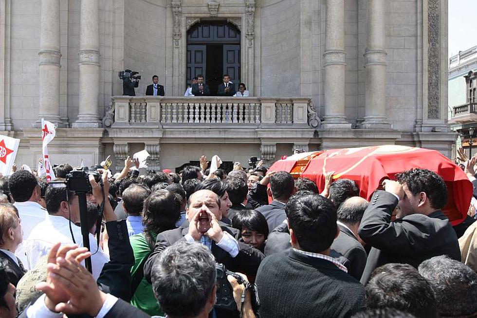 El presidente y el premier Jiménez saludaron el paso del cortejo fúnebre. (David Vexelman)