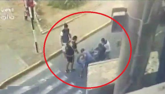 Las cámaras de seguridad de la Municipalidad de Los Olivos captaron la agresión que cometieron los choferes de mototaxi a los fiscalizadores. (América TV)