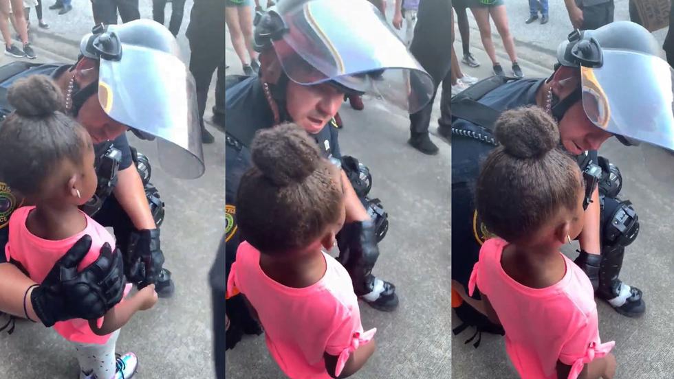 Menor fue consolada por efectivo en medio de protestas en Texas. (Foto: Captura de video)