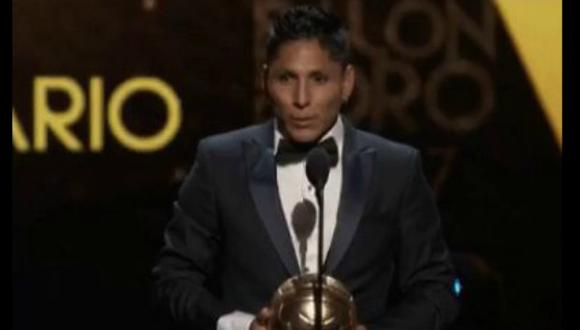 El futbolista peruano fue premiado como el mejor delantero de la liga mexicana.