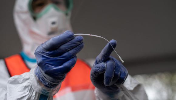 Un médico muestra un hisopo utilizado para una prueba de coronavirus COVID-19 en Fujisawa, en la prefectura de Kanagawa, Japón, el 27 de abril de 2020. (Philip FONG / AFP).