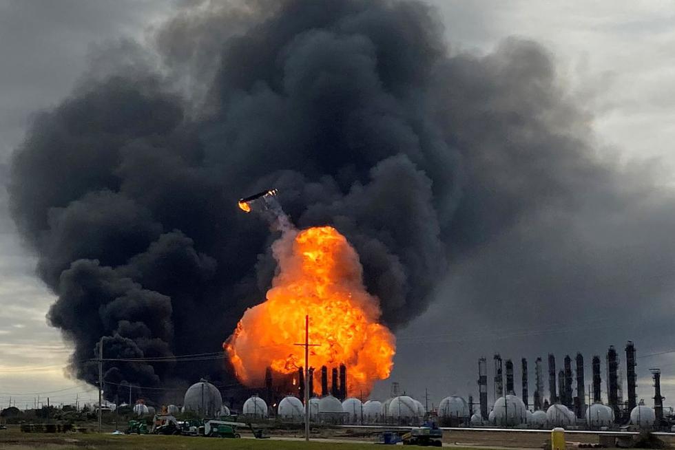 Una torre de proceso vuela por el aire después de explotar en la Planta Petroquímica del Grupo TPC, después de una explosión masiva anterior que provocó un incendio en la planta en Port Neches, Texas. (Foto: Reuters)