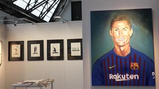 Ronaldo con camiseta del Barcelona y Messi con la del Madrid en la feria de arte asequible en Bruselas