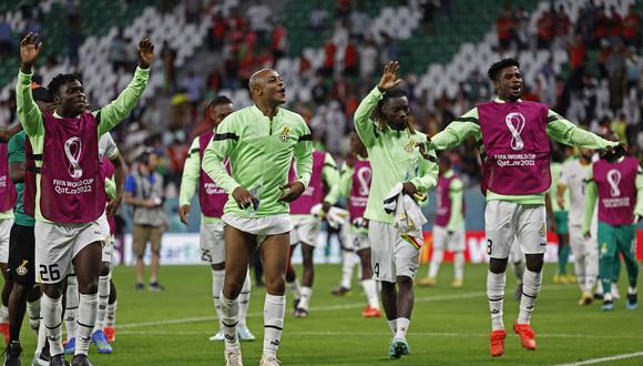 Jugadores de Ghana celebran con sus fans después de ganarle a Corea del Sur por el Mundial Qatar 2022. (AFP)