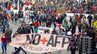 Chilenos desafían al Gobierno con multitudinaria marcha contra las AFP