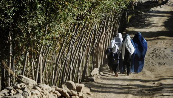 La prohibición de reabrir las escuelas a las niñas y jóvenes ha causado incertidumbre entre la población afgana, con críticas de activistas de los derechos de las mujeres, que temen volver a la época oscura del anterior régimen talibán entre 1996 a 2001. (Foto: ROBERTO SCHMIDT / AFP)