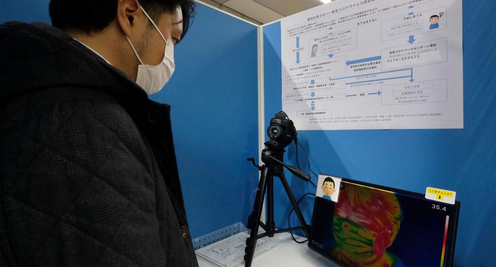 Un viajero comprueba la temperatura de su cuerpo con un dispositivo de termografía infrarroja en una cabina en la estación de Tocho-mae, la más cercana a la oficina del Gobierno Metropolitano de Tokio. (AFP).