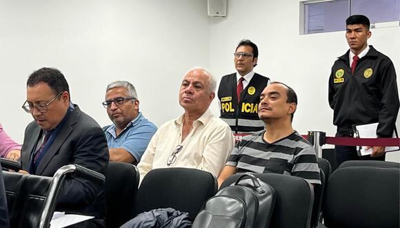 EN ESPERA. Martín Gonzales (izq.), José Alarcón (centro) y Martín Barco (dcha.) en la audiencia de prisión preventiva que se reanudará el viernes. (Foto: Poder Judicial)