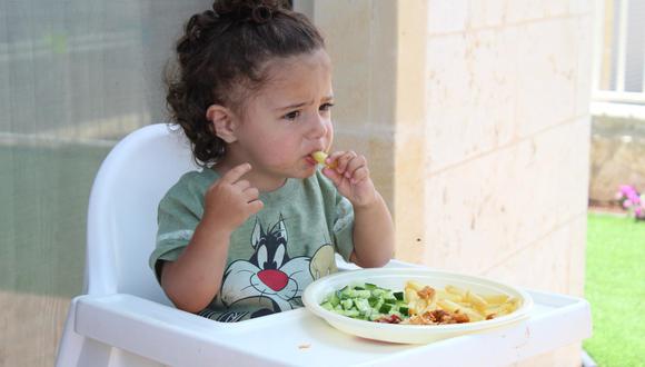 Pediatra especialista destaca que para que un niño se alimente correctamente debe encontrarse en un ambiente tranquilo.