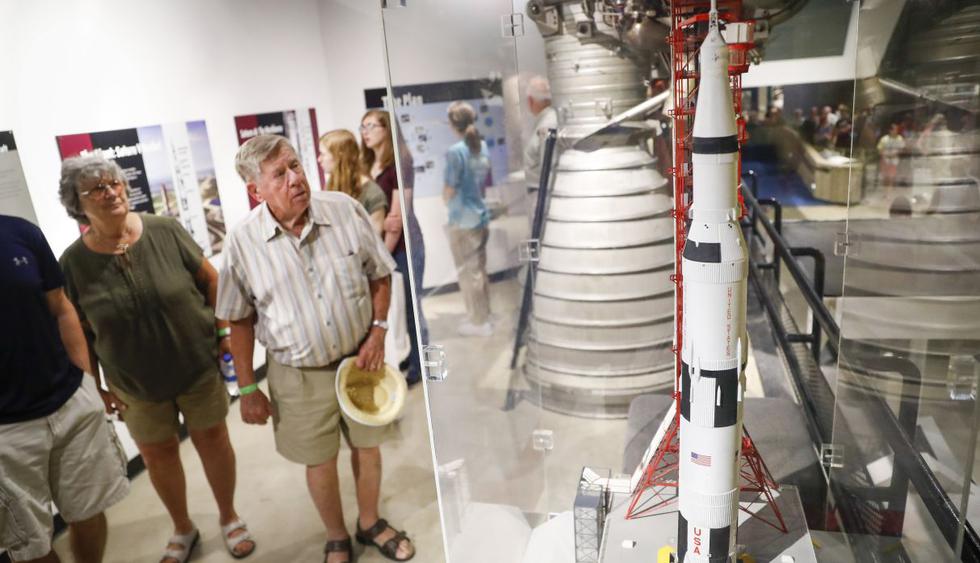 Los visitantes observan un modelo a escala del cohete Saturn V. (Foto: AP)