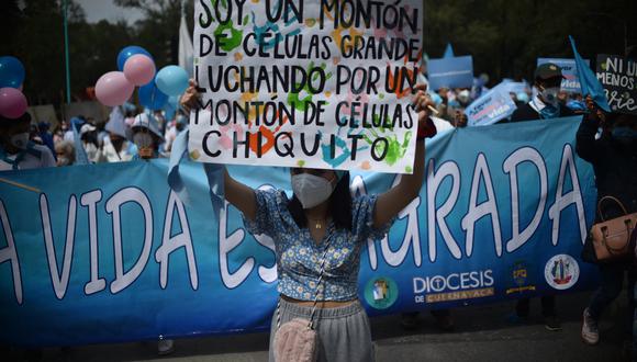 Una mujer sostiene un cartel durante una marcha de la asociación ProVida contra la legalización del aborto, camino al Paseo Reforma, en la Ciudad de México. (Foto: RODRIGO ARANGUA / AFP)