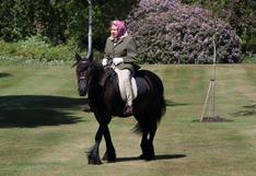 La reina Isabel II reaparece cuidando los caballos de su esposo Felipe de Edimburgo