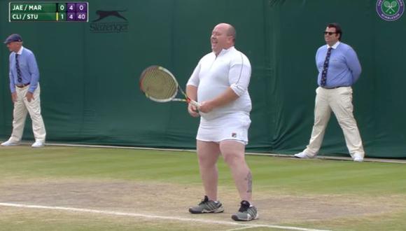 Espectador entró a la cancha durante un partido de exhibición. (YouTube:Wimbledon)