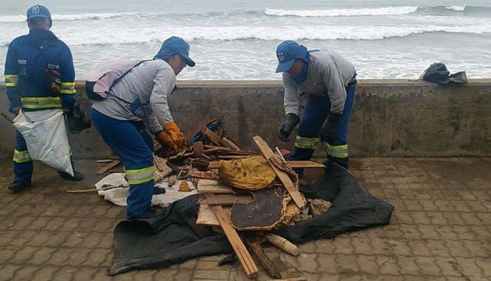 Unos 40 trabajadores de limpieza de la Municipalidad de Miraflores retiraron de las playas los desechos provenientes de construcción civil, los cuales fueron arrojados en el litoral de Magdalena y San Miguel. (América Noticias)