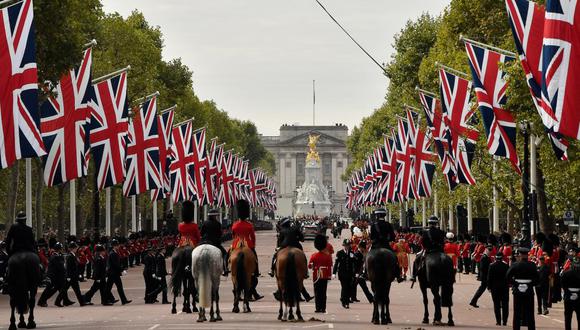 El ataúd de la reina Isabel II, envuelto en el estandarte real, viaja en el carruaje estatal de armas de la Royal Navy hacia el Palacio de Buckigham, en su camino hacia Wellington Arch en Londres el 19 de septiembre de 2022. (Foto de LOUISA GOULIAMAKI / PISCINA / AFP)