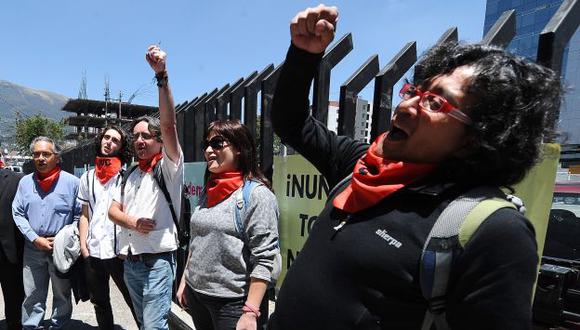 Manifestantes celebran fuera de corte de Quito. (AFP)