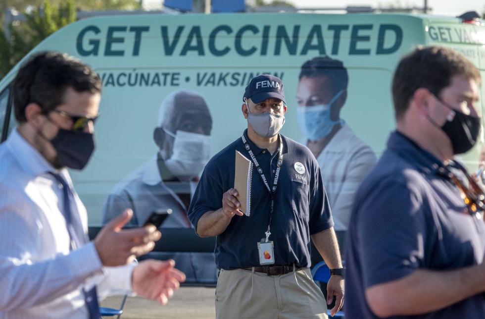 El primer centro de vacunación federal contra el coronavirus en el condado Miami-Dade, el más poblado de Florida (Estados Unidos), empezó a funcionar a primeras horas de este miércoles y con una importante afluencia de personas. (Texto y foto: EFE).