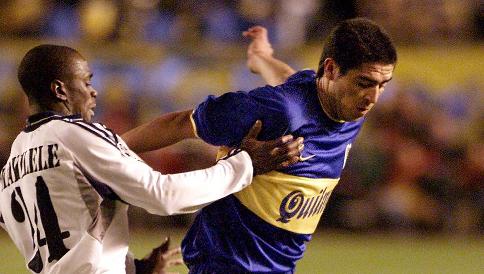 Juan Román Riquelme es marcado por Makelele. (AFP)