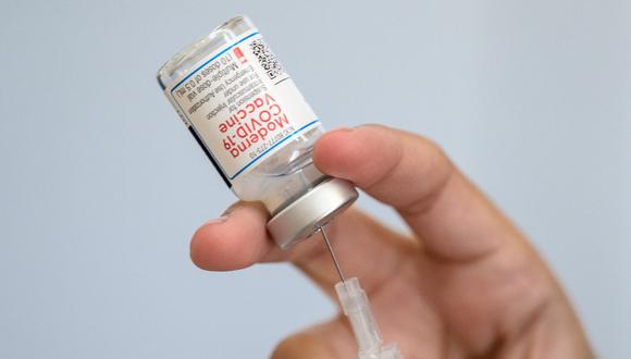 Una enfermera sostiene un vial con la dosis de la vacuna de Moderna contra el COVID-19. (Foto: Angela Weiss / AFP)