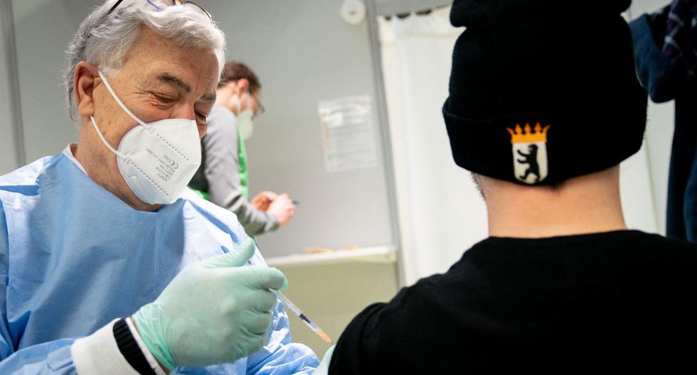 Wolfgang Meyer-Sabellek (izquierda) inocula a un paciente con la vacuna Oxford AstraZeneca contra el coronavirus, en Berlín (Alemania), el 10 de febrero de 2021. (Kay Nietfeld / POOL / AFP).