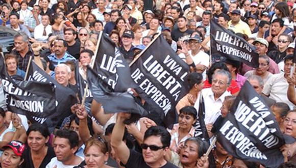 NUEVA AMENAZA. Según la oposición, la ley busca evitar la crítica a las autoridades ecuatorianas. (Internet)