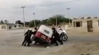 Mototaxista embiste a 5 policías tras ser intervenido por incumplir cuarentena y además trató de escapar [VIDEO]