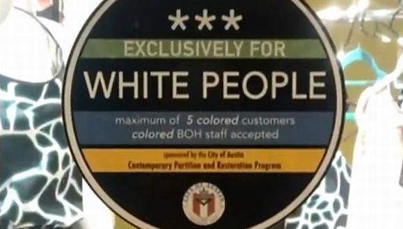 Stickers racistas aparecieron en tiendas de Austin, en Texas. (Facebook)