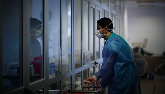 El estudio arrojó que 3 de cada 10 trabajadores del sector salud han adquirido hábitos poco saludables durante la pandemia del COVID-19. (Foto: EFE)
