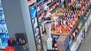 Bajó de un Mercedes Benz, entró a un local y robó un frasco de pepinos [VIDEO]