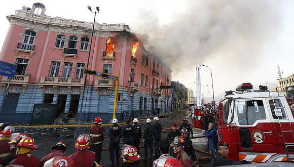 Plaza Dos de Mayo: Edificio que se incendió hoy tenía más de 80 años de antiguedad. (Luis Gonzales)