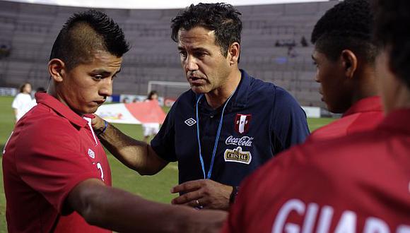 Daniel Ahmed consuela a Diego Chávez tras la derrota ante charrúas. (AFP)