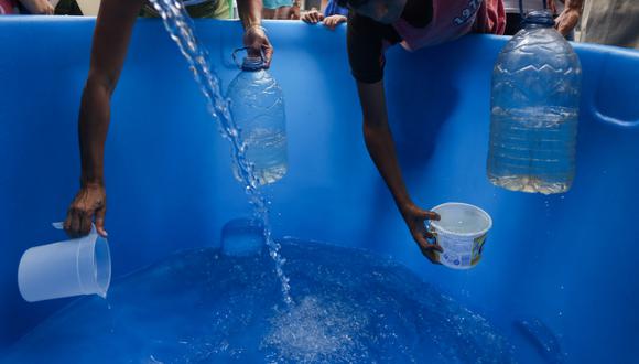 OMS recomienda a las compañías abastecedoras de agua y a los reguladores estatales que den prioridad a la eliminación de los patógenos. (Foto: AFP)