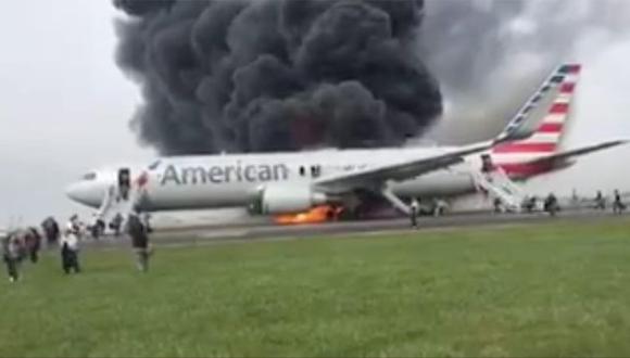 Avión de American Airlines se incendió minutos antes de despegar, pero no hubo ninguna víctima mortal. (EFE)