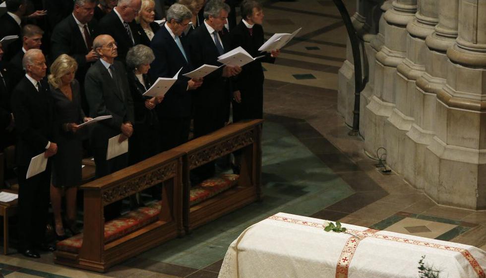 John Kerry entre los asistentes al funeral de Ben Bradlee. (EFE)