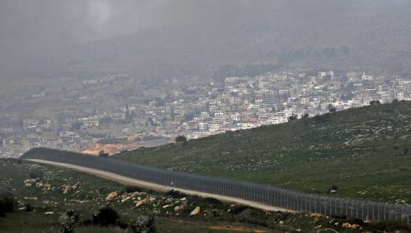 La cerca israelí que separa el sector ocupado por Israel de los Altos del Golán, cerca de la ciudad drusa de Majdal Shams (fondo) de Siria. (Foto: AFP)