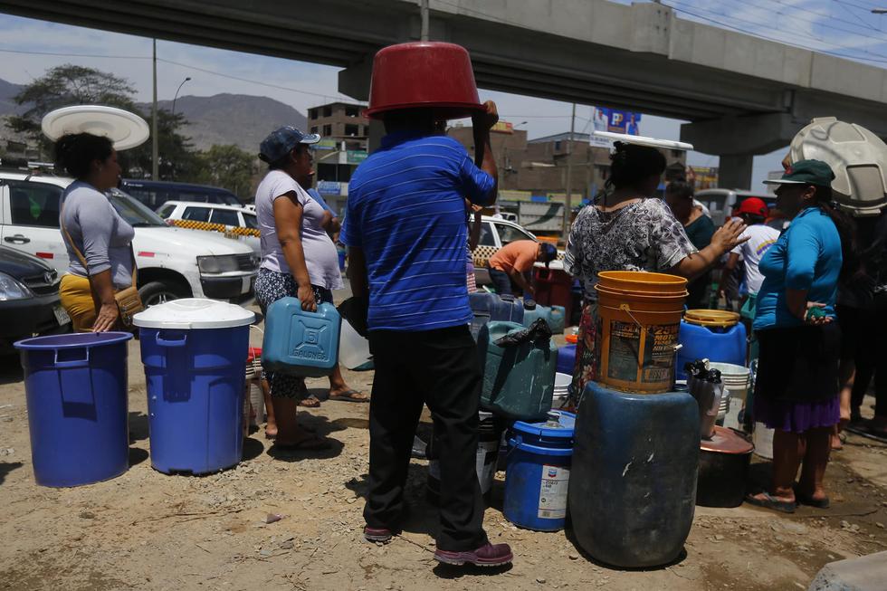 Vecinos afectados de SJL por rotura de tubería tendrán agua a partir de las 4 de la tarde. (LuisCenturión/Perú21)