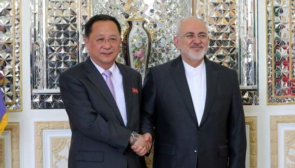 El ministro de Relaciones Exteriores de Corea del Norte, Ri Yong-ho, fue recibido por su homólogo iraní, Mohamad Yavad Zarif.&nbsp;(Foto: EFE)