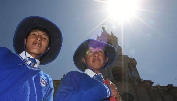 Escolares de la Ciudad Blanca acuden a los colegios con sombreros por la intensa radiación solar. (USI)